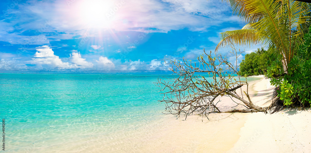 炎热的夏日，热带岛屿的自然美景。明亮的夏日色彩。耀眼的阳光