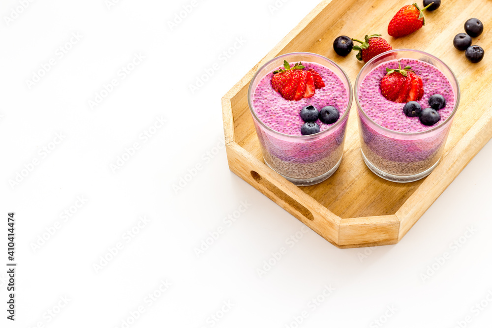 Chia布丁奶昔甜点，装在玻璃罐里的草莓。素食健康早餐。