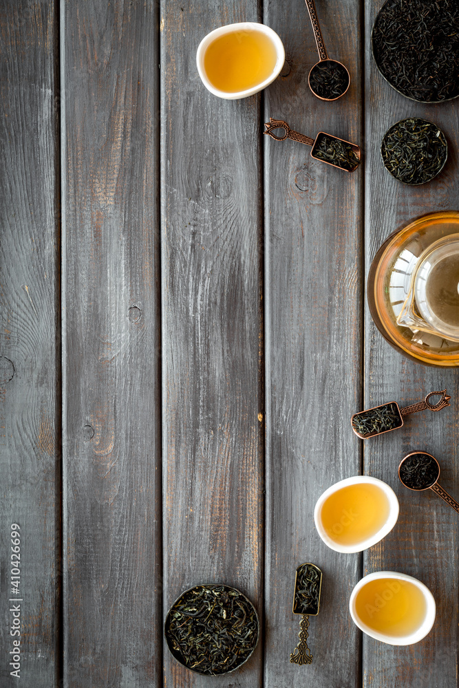 茶壶和杯子里的热干茶俯视图。茶道概念