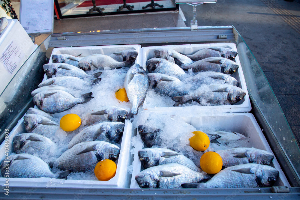 街头交易。新鲜的鱼躺在鱼店的冰柜上。
