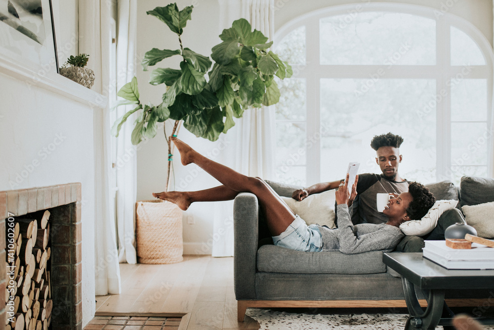 可爱浪漫的黑人情侣在沙发上看书