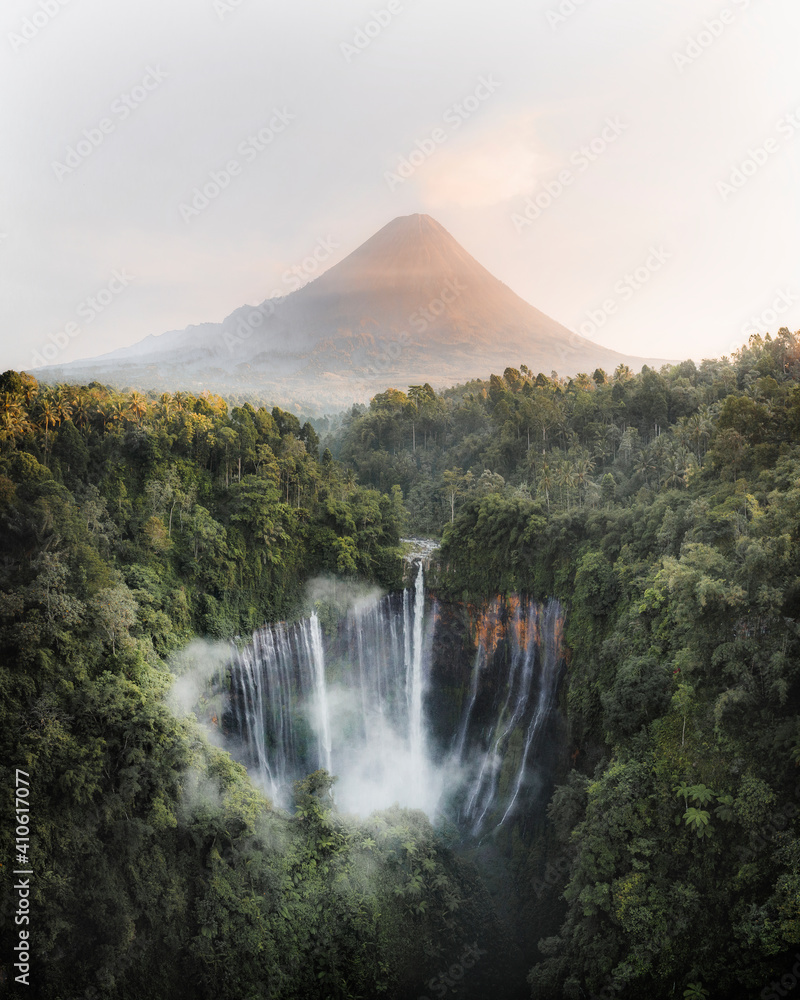 美丽的印尼汤巴色雾瀑布