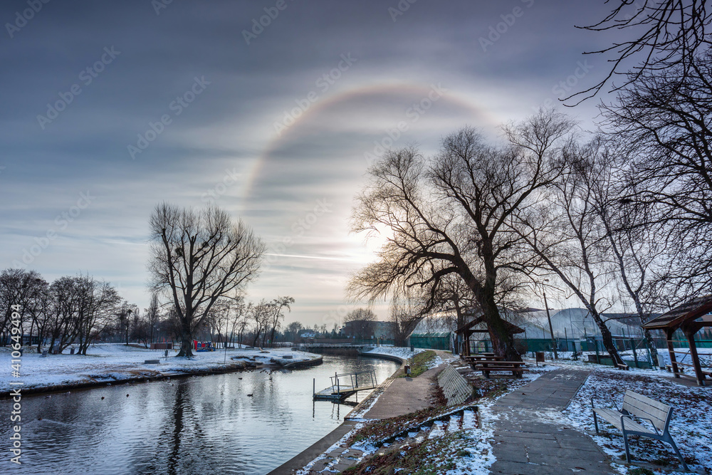 波兰格但斯基普鲁什茨冬季公园太阳周围的光晕效应