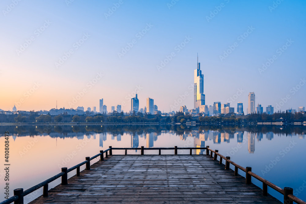 中国南京玄武湖和城市天际线的清晨景色