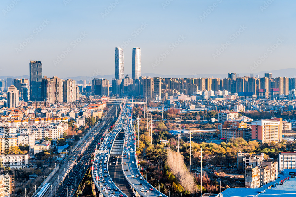 中国云南昆明双子塔和高架桥的交通景观