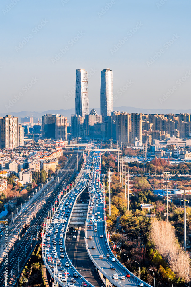 中国云南昆明双塔和高架桥的交通风景