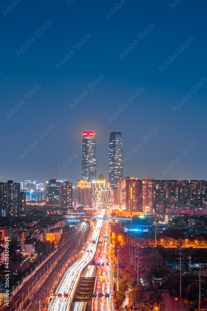 中国云南昆明双子塔和高架桥交通夜景