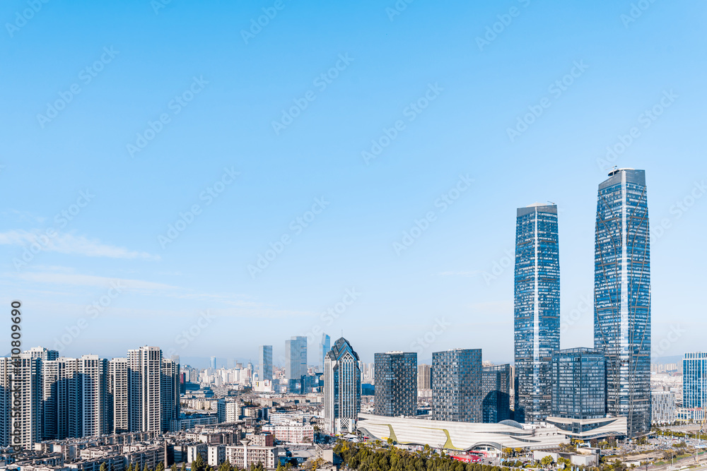 中国云南昆明双子塔和城市天际线的阳光景观