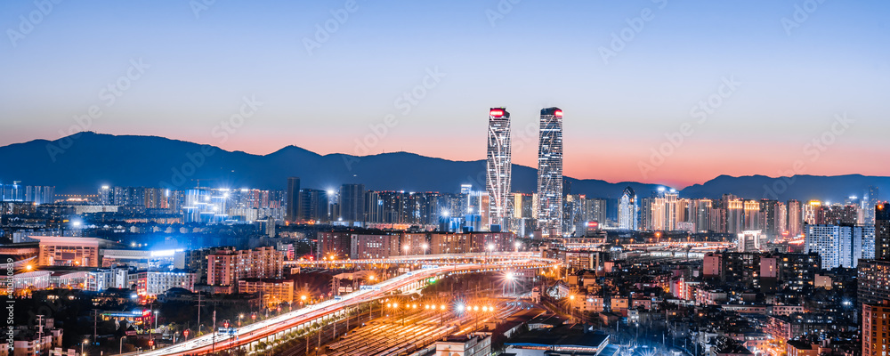 中国云南昆明双子塔、高架桥和火车站夜景