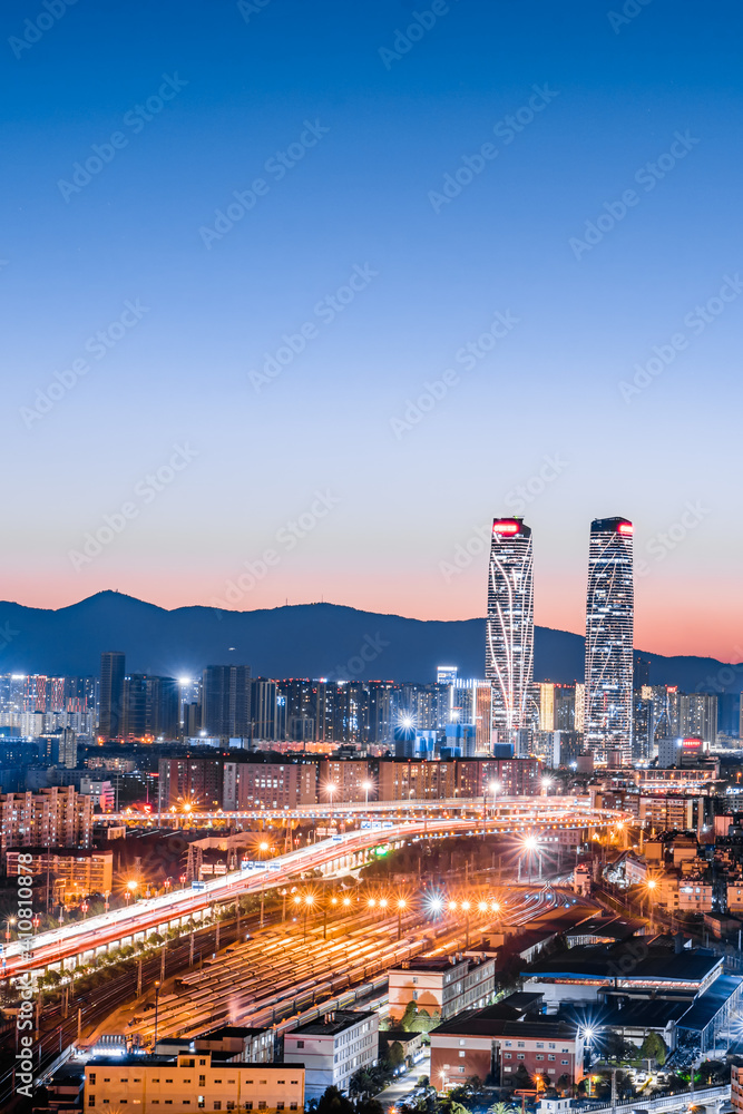 中国云南昆明双塔、高架桥和火车站夜景