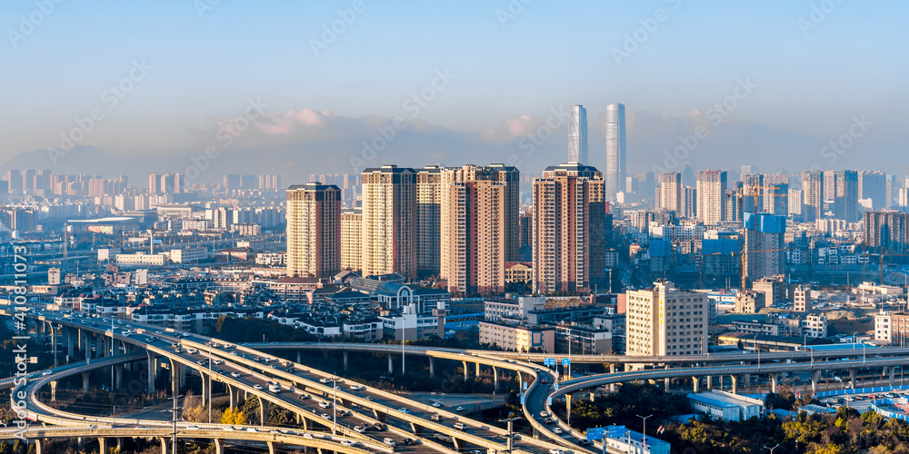 中国云南昆明菊花立交桥和双子塔的远景