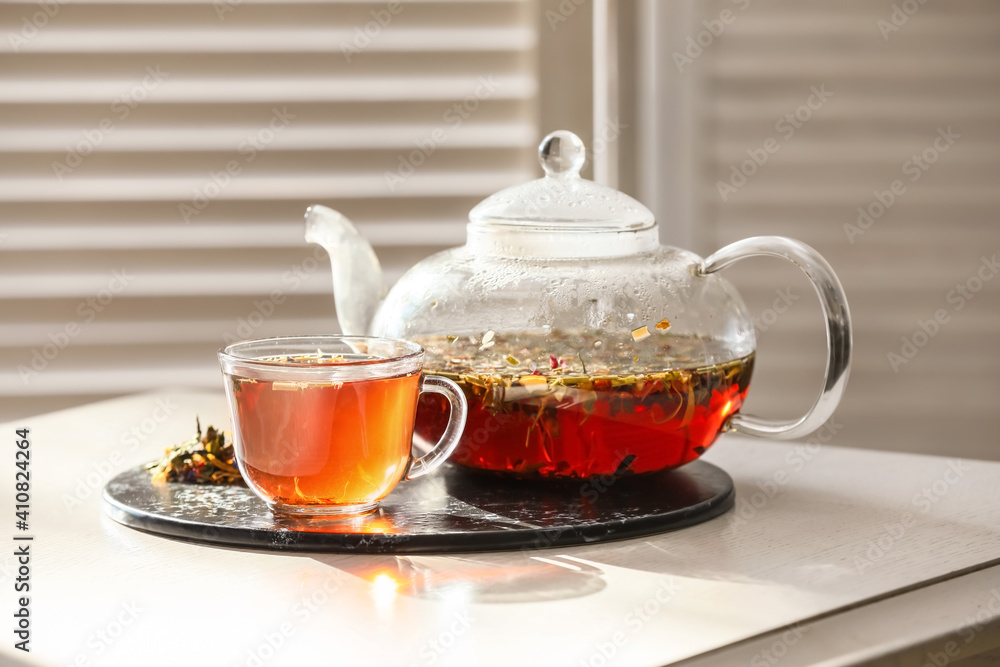时尚的茶壶和茶杯放在房间的茶几上