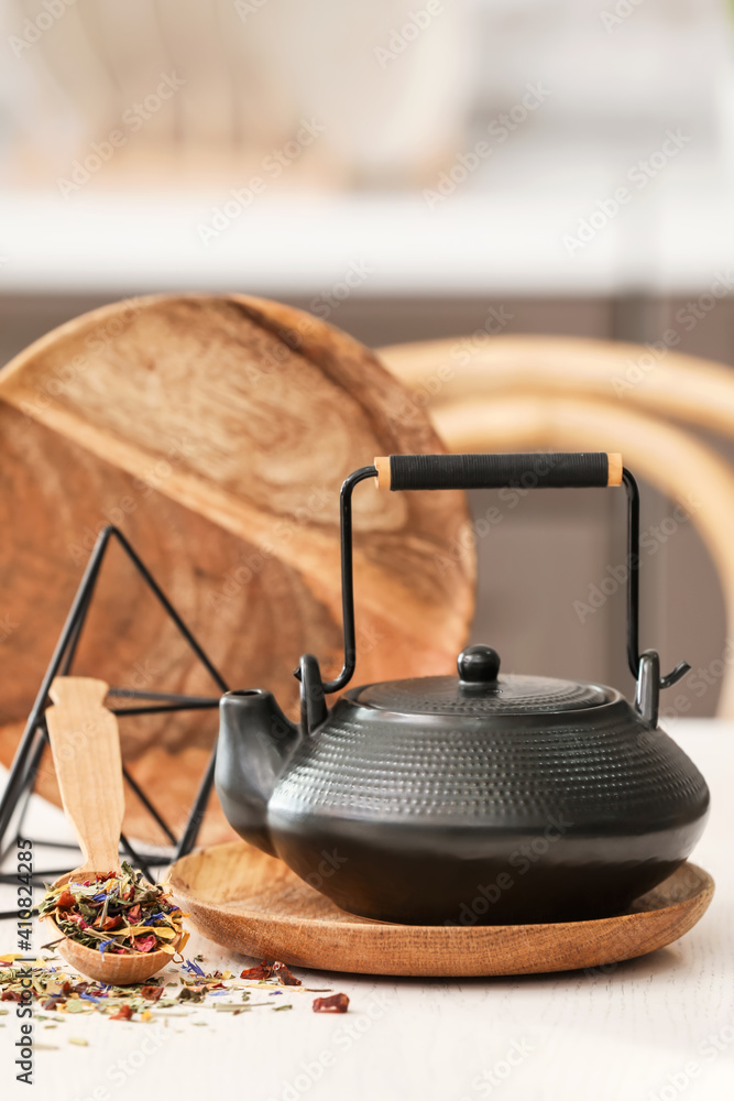 淡桌上的干花茶茶壶和勺子
