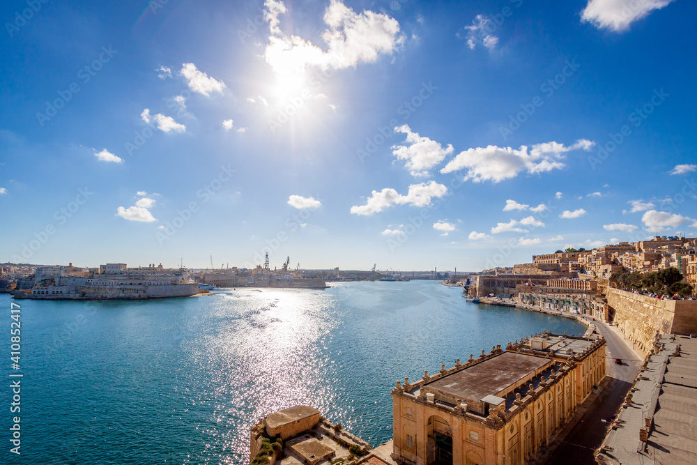 马耳他瓦莱塔的主要港口，在阳光明媚的下午，从下巴拉卡花园