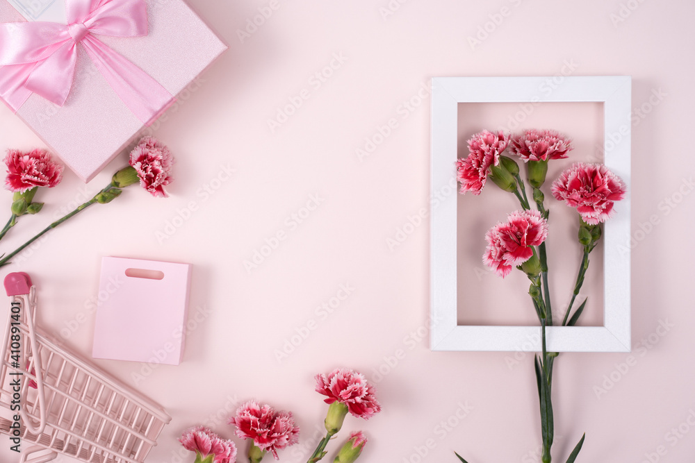 粉色背景上的康乃馨花束的母亲节节日问候概念