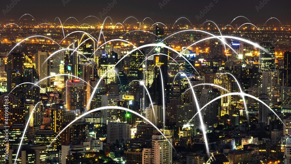 具有全球化抽象图形的智能数字城市，显示连接网络。未来概念
