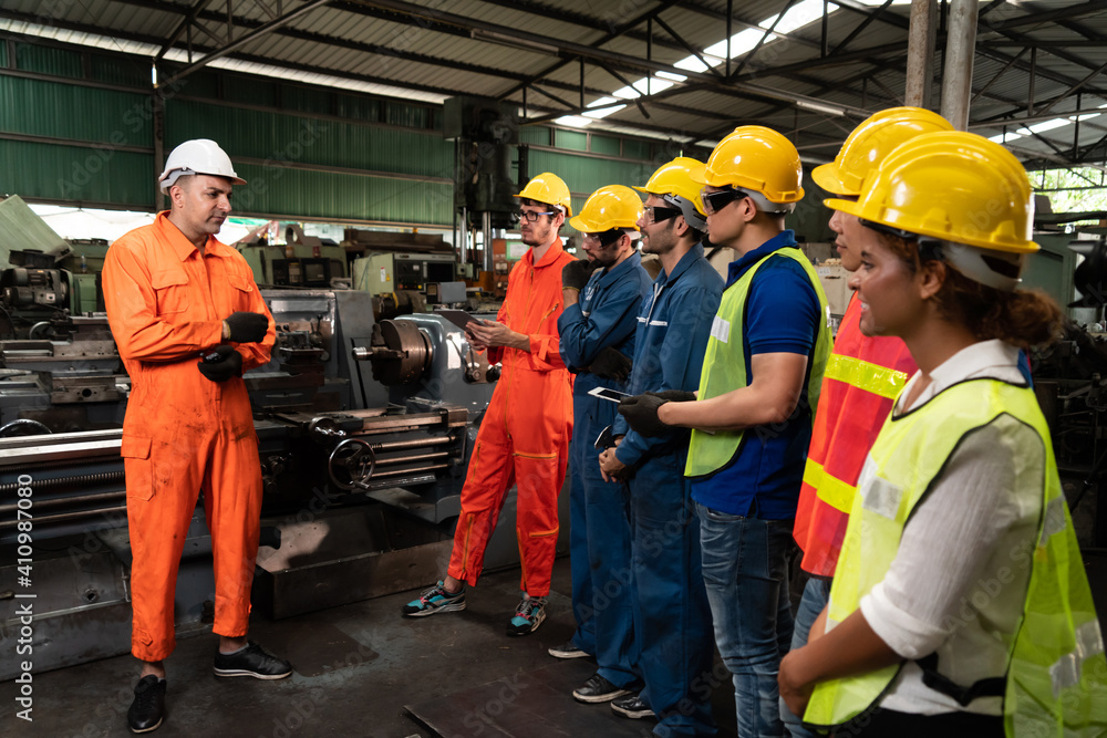 熟练的工人参加工厂的简短会议。工业人员和制造业劳动力c