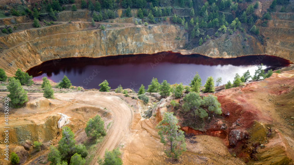 Mitsero红湖（塞浦路斯）。Kokkinopezoula硫化物露天矿的有毒化学物质使其无法开采