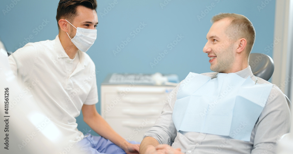 患者和牙医之间的闲聊，为牙科诊所的牙科检查做准备。Regu
