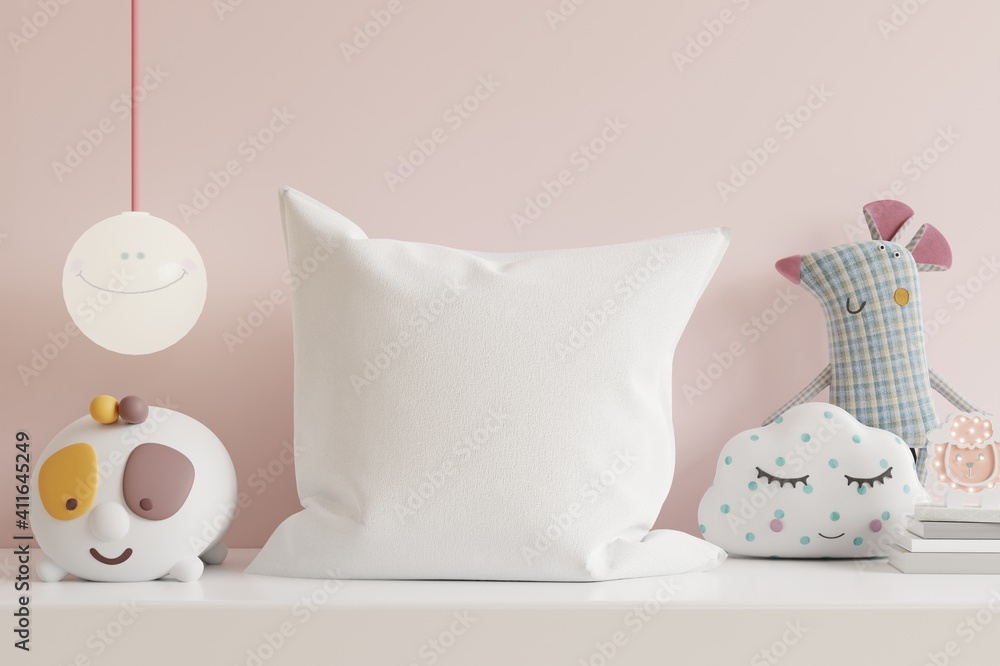 浅粉色墙壁背景上的儿童房模型枕头。