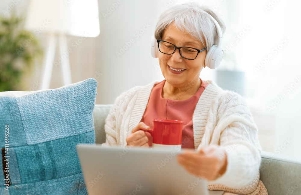 老年妇女正在使用笔记本电脑