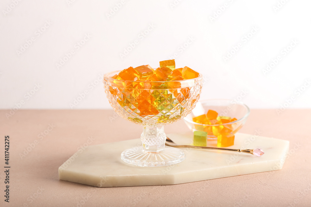 桌上有美味果冻块的玻璃碗
