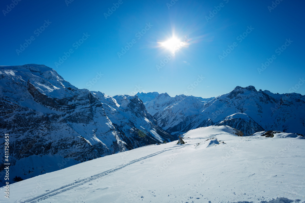 冬季阳光明媚的萨瓦地区法国阿尔卑斯山顶全景