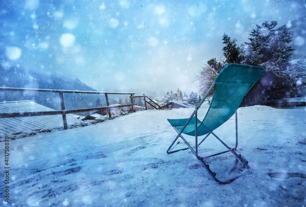 大雪期间，滑雪场上的躺椅上有山脉和阿尔卑斯山峰的全景
