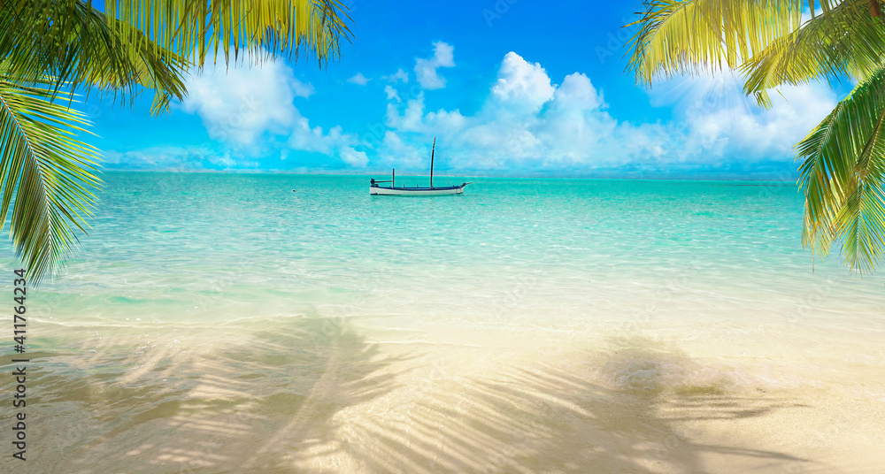 美丽的热带岛屿夏季景观，船在海洋中。蓝天和灿烂的阳光。凌日