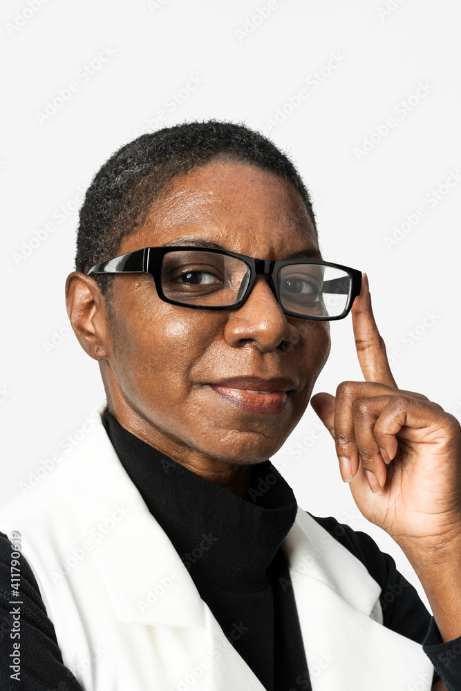 穿着米色西装的非裔美国妇女触摸眼镜的肖像