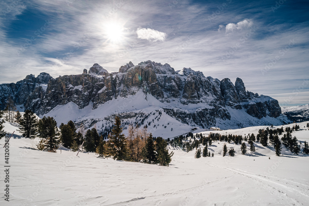意大利多洛米蒂上阿迪格塞尔拉隆达的冬季山脉景观。南蒂罗尔冬季景观