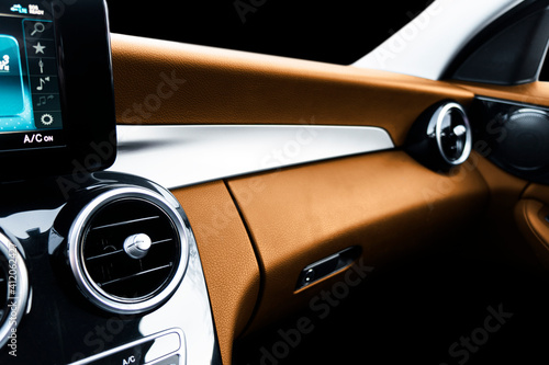棕色豪华现代汽车内饰。方向盘，变速杆和仪表盘。现代汽车的细节