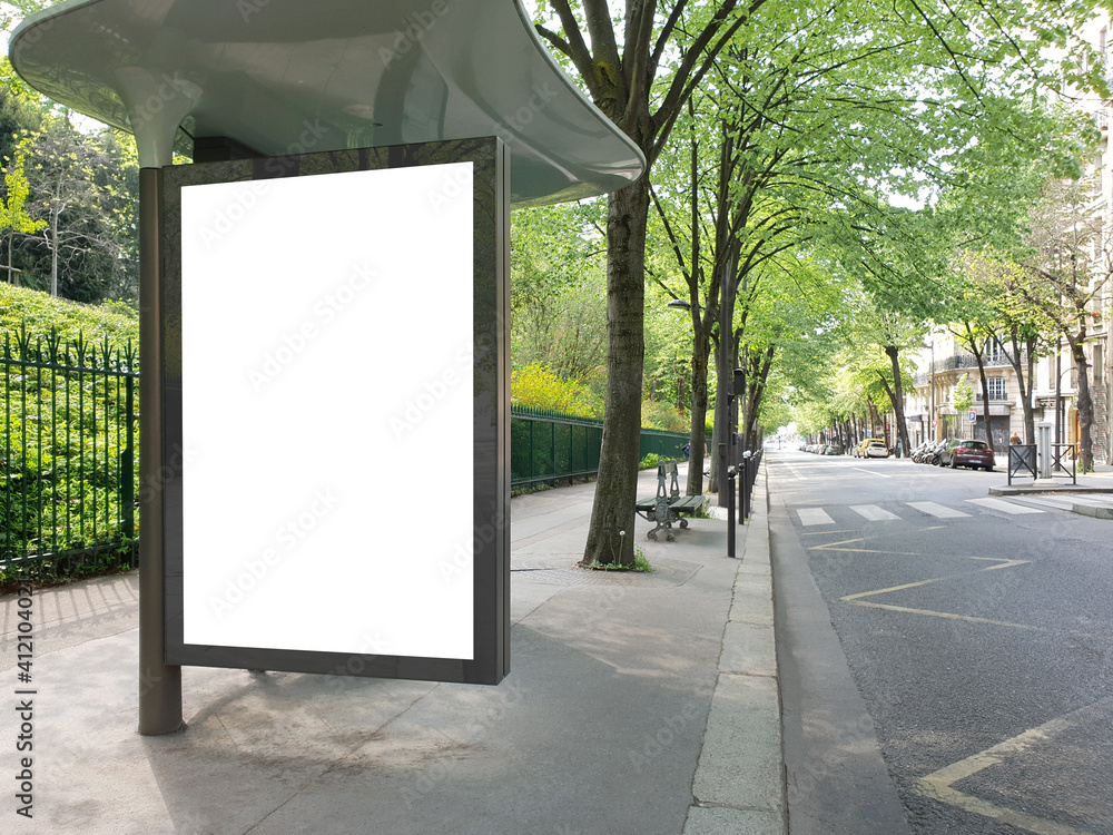 巴黎空荡荡的街道上的公交车站广告牌实物模型。巴黎风格的囤积广告接近