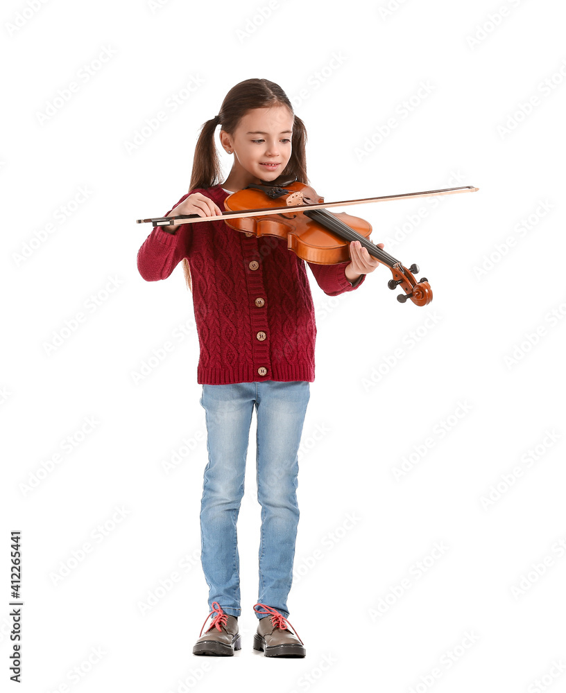 在白色背景上拉小提琴的小女孩