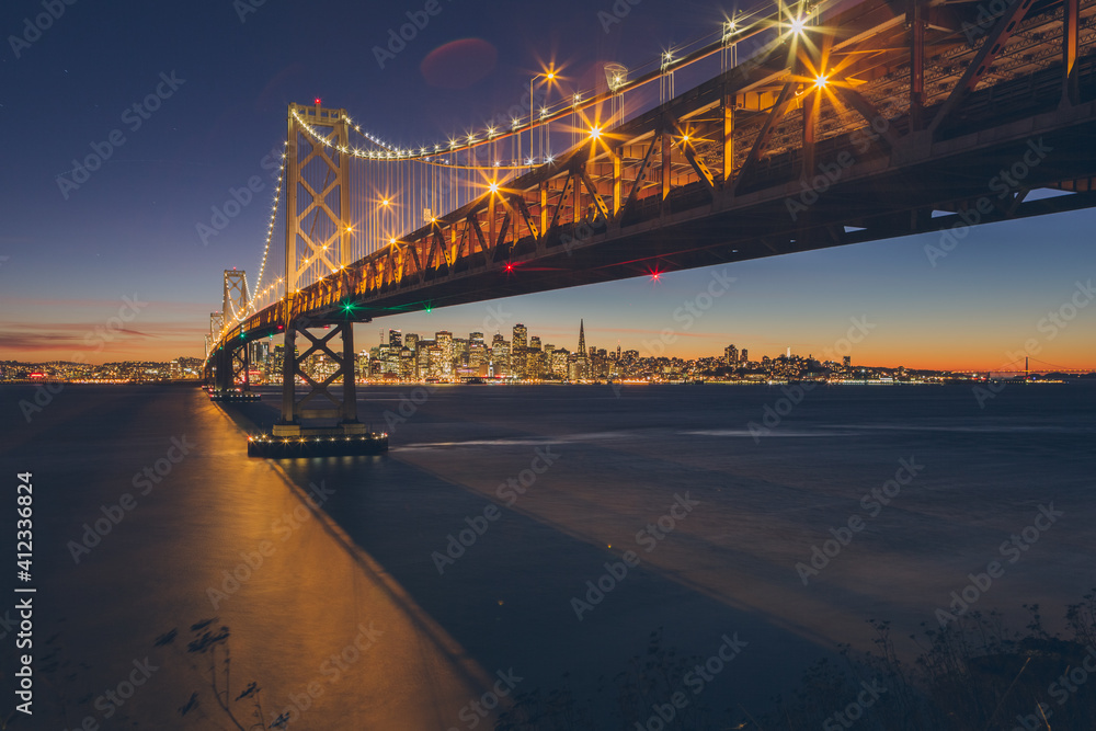 通往旧金山的灯光湾大桥
