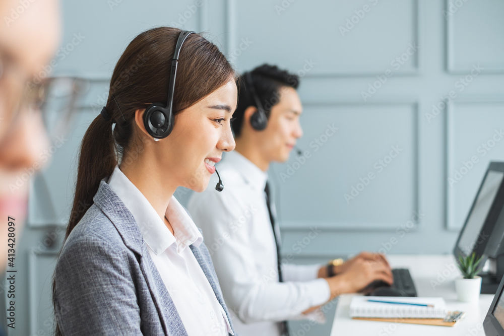 亚洲呼叫中心团队、客户服务、穿着正装戴耳机或耳机通话的电话销售