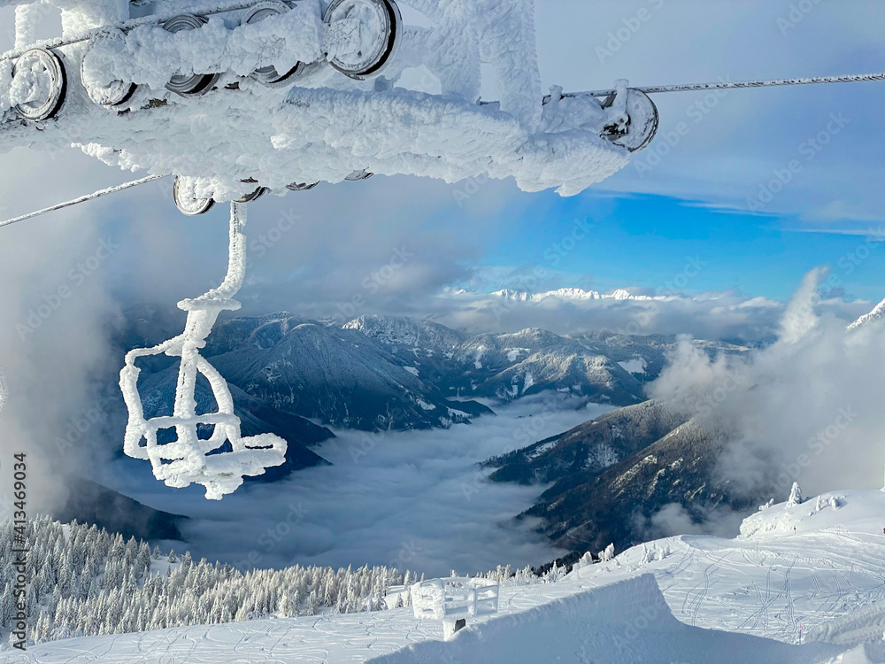 特写：雾笼罩的山谷和冰冻的缆车的壮观景色。