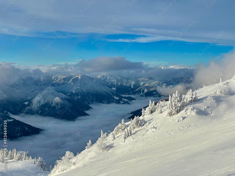 空中表演：空旷的滑雪场斜坡上的冬季景观。