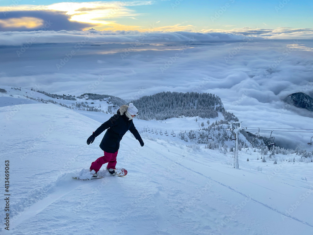 适合女性游客的滑雪板在斯洛文尼亚滑雪场附近没有房间的斜坡上
