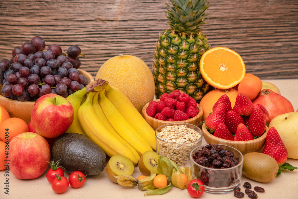 香蕉、橙子、草莓和坚果混合水果，概念健康食品和饮食，蔬菜
