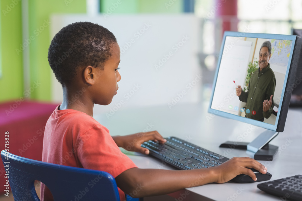 男非裔美国学生在学校用电脑与男老师视频通话