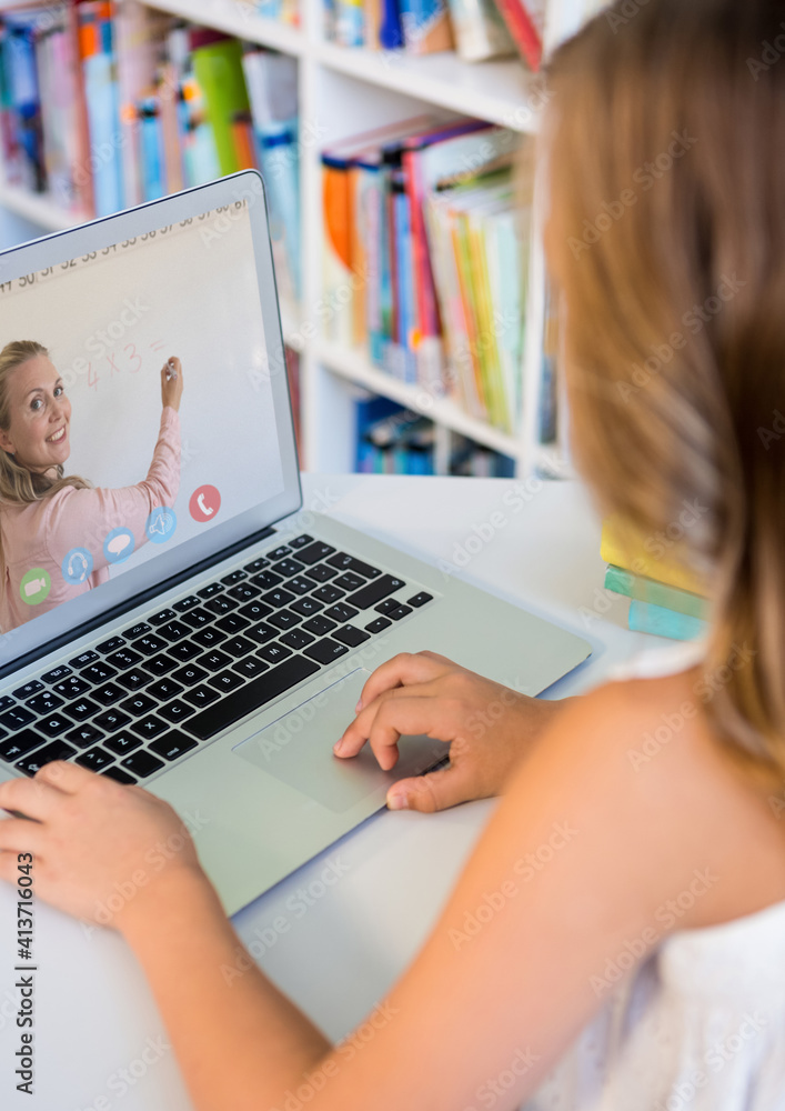 女学生在图书馆用笔记本电脑与女老师视频通话