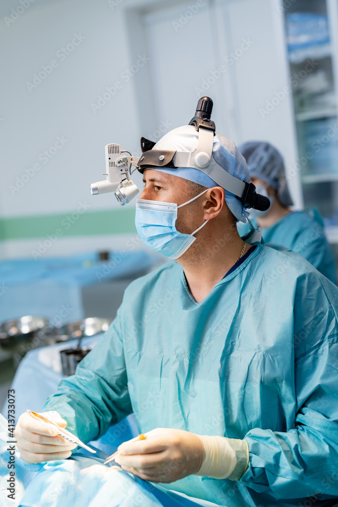 外科手术团队。手术室的现代化设备。