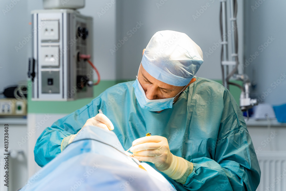 手术室里的外科医生。使用手术器械。手术室里有现代化的设备。
