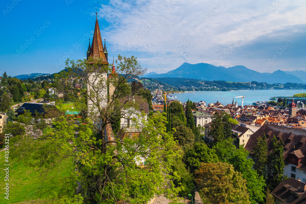 瑞士，从堡垒塔楼上欣赏美妙的卢塞恩城市景观