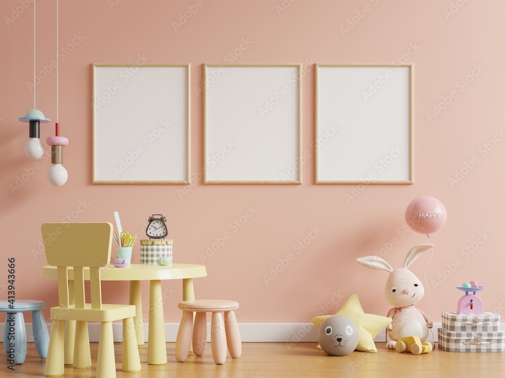 儿童房间内部的实体海报，空粉色墙壁背景上的海报。