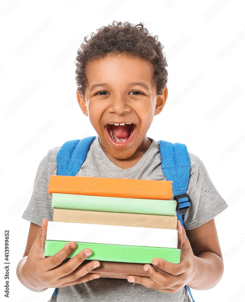 快乐的非洲裔美国小男孩，白底书