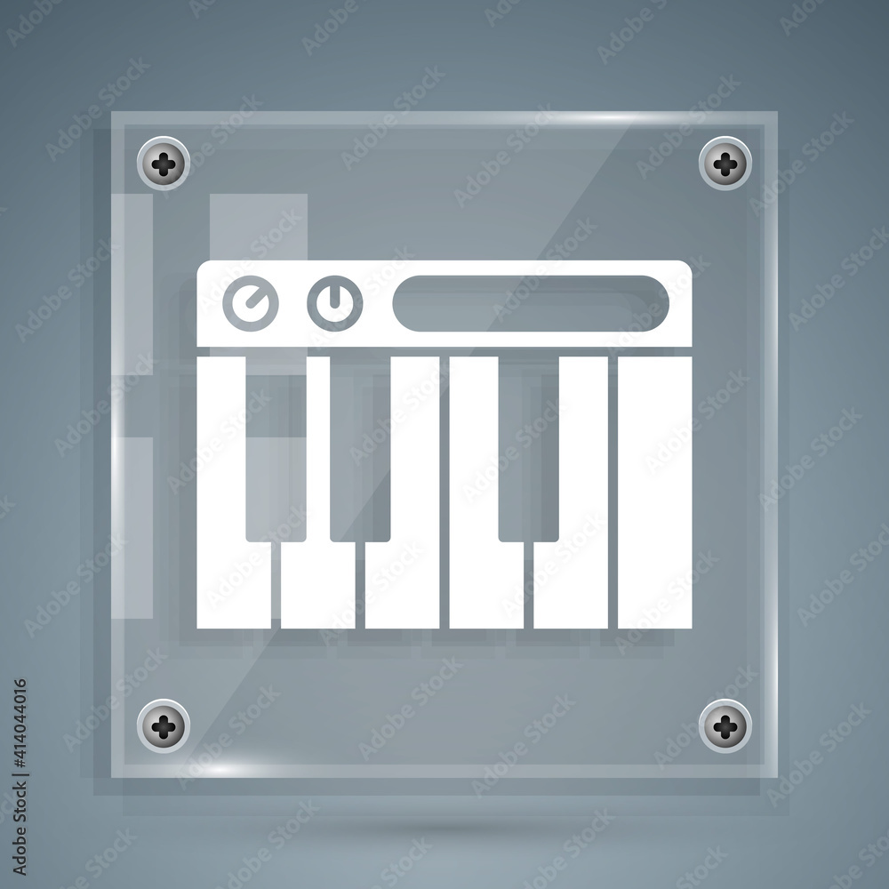灰色背景上隔离的白色音乐合成器图标。电子钢琴。方形玻璃面板。Vec