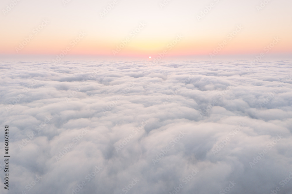 从无人机上看到的日出时云层上方的鸟瞰图。