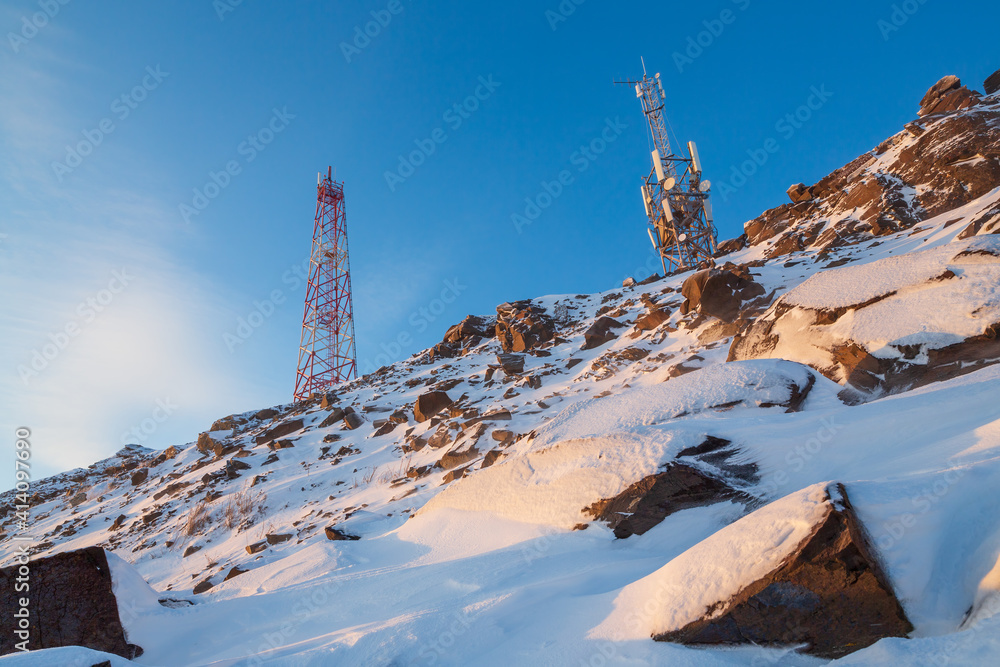 北极山顶上的电信塔。电视塔和手机塔的视图。迪